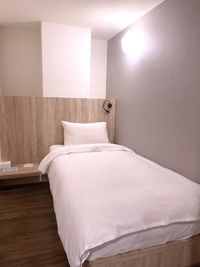 Single Inn-Kaohsiung Station Экстерьер фото